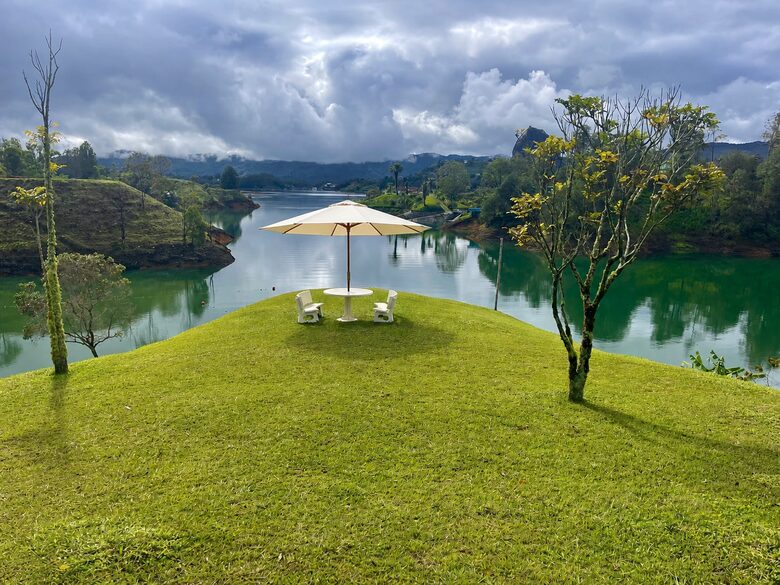 Luxuriöse Ferienunterkunft am Ufer des Guatapé-Stausees – Guatapé, Kolumbien