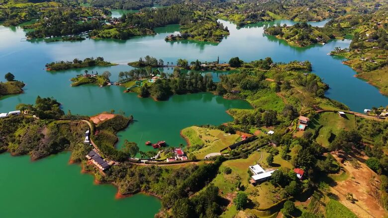 Luxuriöse Ferienunterkunft am Ufer des Guatapé-Stausees – Guatapé, Kolumbien