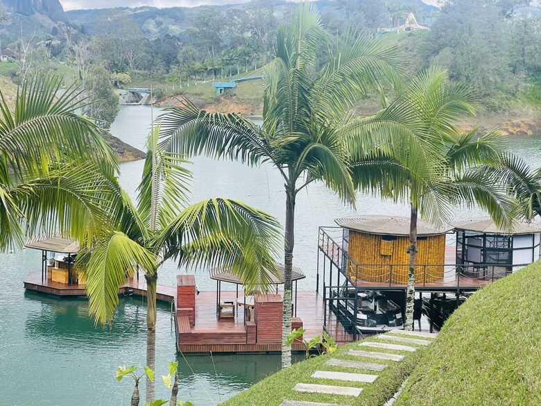 Luxuriöse Ferienunterkunft am Ufer des Guatapé-Stausees – Guatapé, Kolumbien