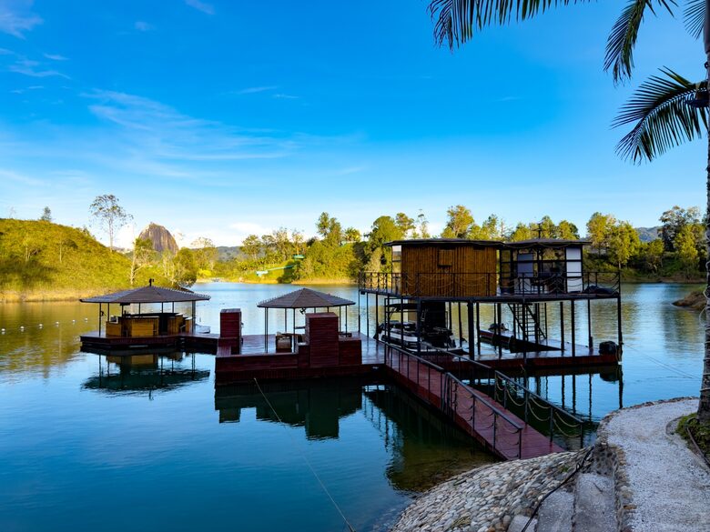 Luxuriöse Ferienunterkunft am Ufer des Guatapé-Stausees – Guatapé, Kolumbien
