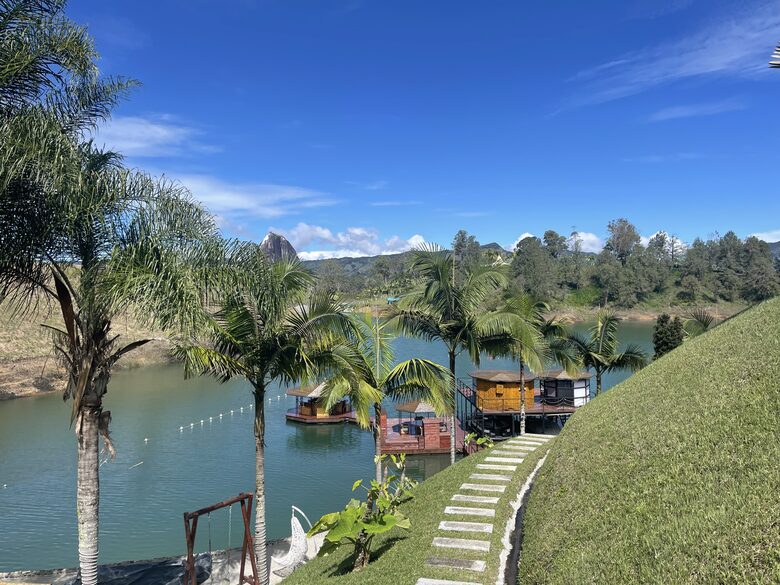 Luxuriöse Ferienunterkunft am Ufer des Guatapé-Stausees – Guatapé, Kolumbien