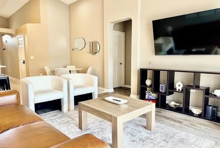 Contemporary Orlando Escape with Screened Pool - Davenport, Florida