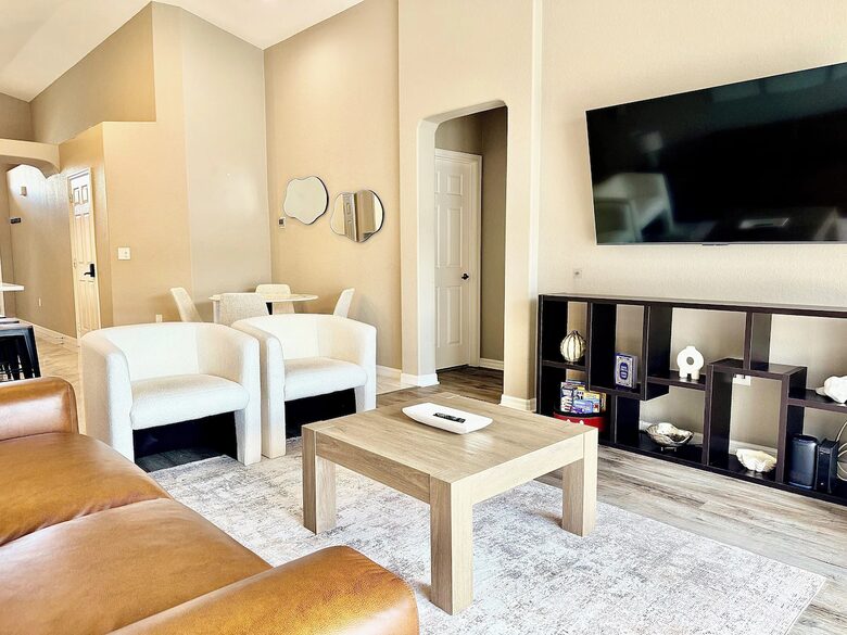 Contemporary Orlando Escape with Screened Pool - Davenport, Florida