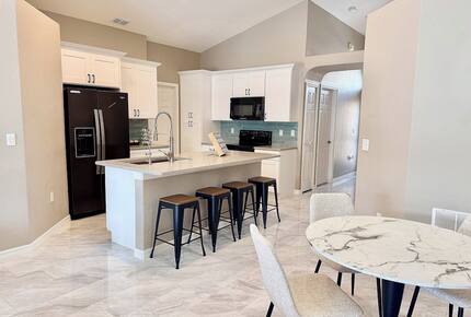 Contemporary Orlando Escape with Screened Pool - Davenport, Florida