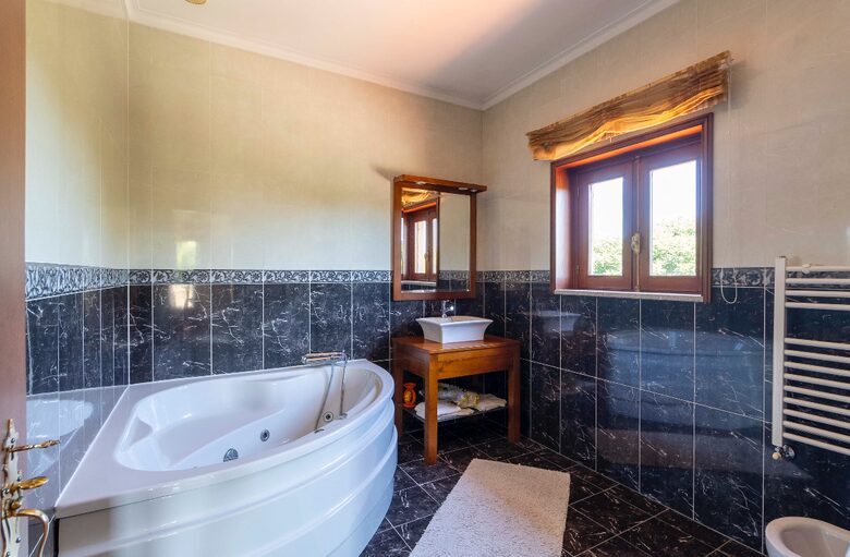 Countryside Estate with Lake and Pastures - Barbudo, Portugal