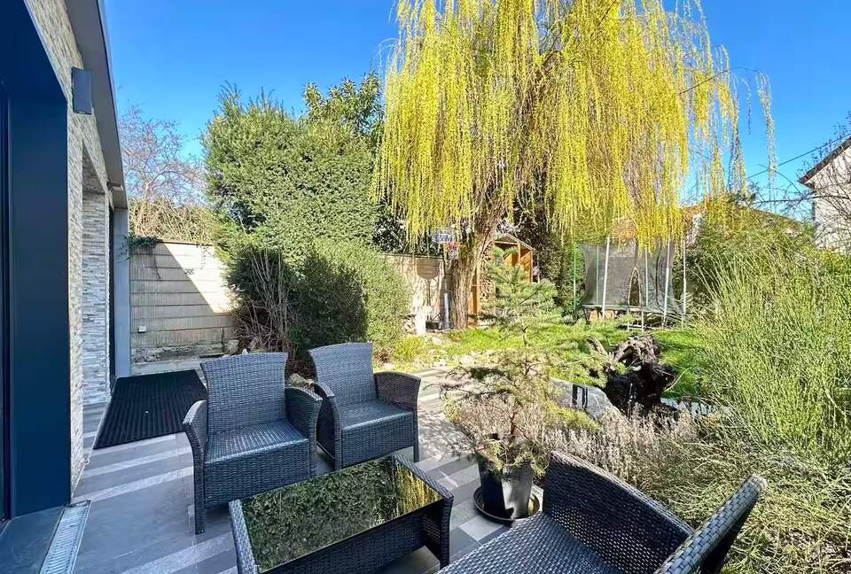 Spacious Five Bedroom Home with Private Garden - Bagneux, Paris, France