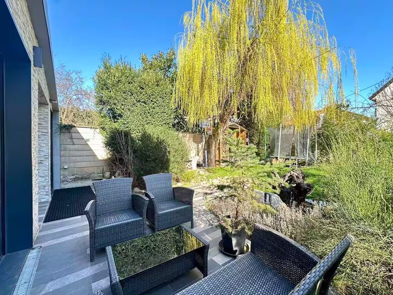 Spacious Five Bedroom Home with Private Garden - Bagneux, Paris, France