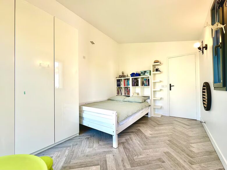 Spacious Five Bedroom Home with Private Garden - Bagneux, Paris, France