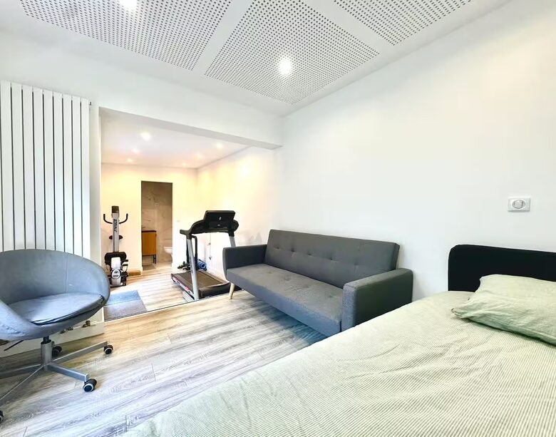 Spacious Five Bedroom Home with Private Garden - Bagneux, Paris, France
