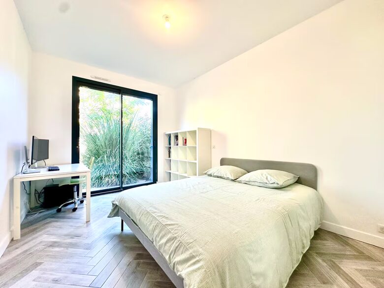 Spacious Five Bedroom Home with Private Garden - Bagneux, Paris, France