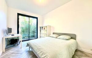 Spacious Five Bedroom Home with Private Garden - Bagneux, Paris, France