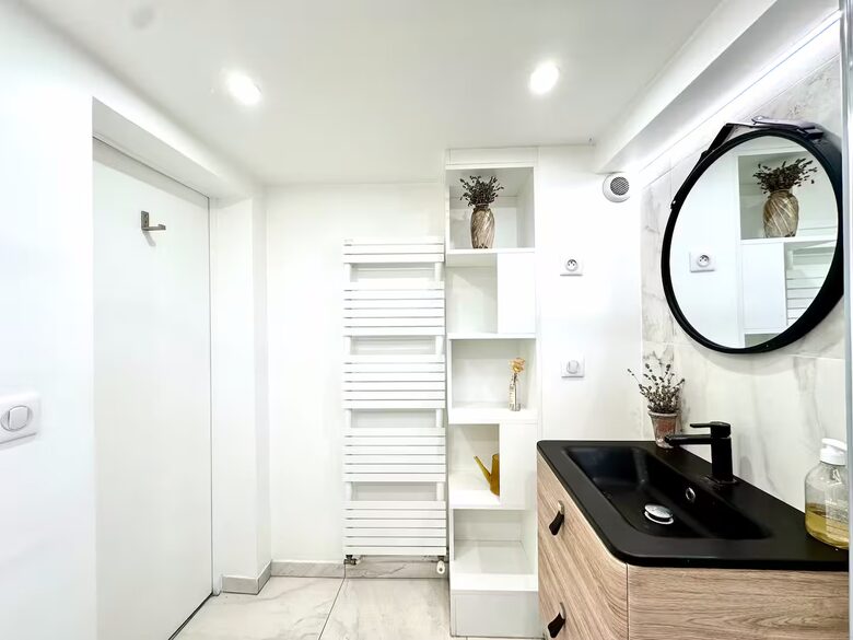 Spacious Five Bedroom Home with Private Garden - Bagneux, Paris, France