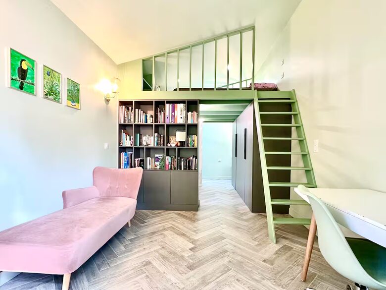 Spacious Five Bedroom Home with Private Garden - Bagneux, Paris, France