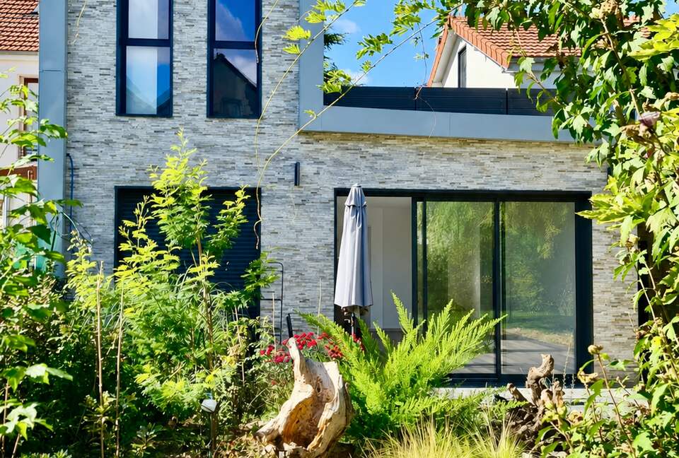 Spacious Five Bedroom Home with Private Garden - Bagneux, Paris, France