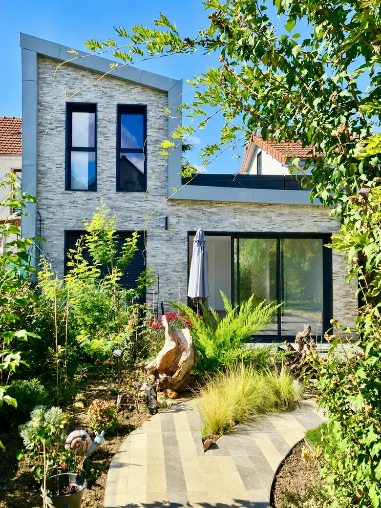 Spacious Five Bedroom Home with Private Garden - Bagneux, Paris, France
