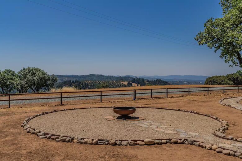 Private Pioneer Escape with Yoga Sanctuary & Mountain Views - Pioneer, California