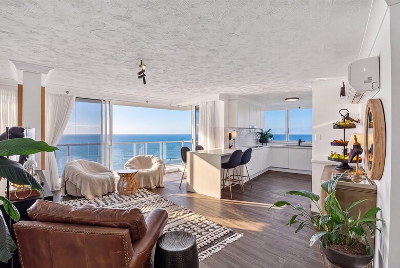 Luxurious Skyhome with Panoramic Views & Beach Location - Gold Coast, Australia