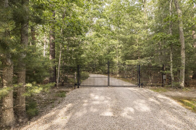 East Hampton High Life | Pool and Tennis - East Hampton, New York