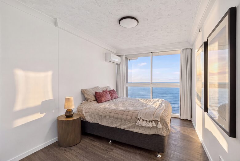 Luxurious Skyhome with Panoramic Views & Beach Location - Gold Coast, Australia
