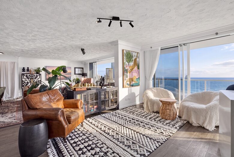 Luxurious Skyhome with Panoramic Views & Beach Location - Gold Coast, Australia