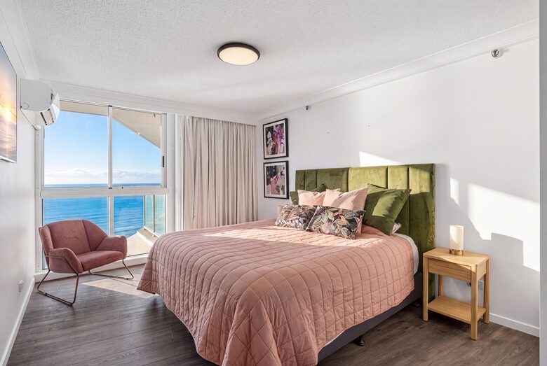 Luxurious Skyhome with Panoramic Views & Beach Location - Gold Coast, Australia