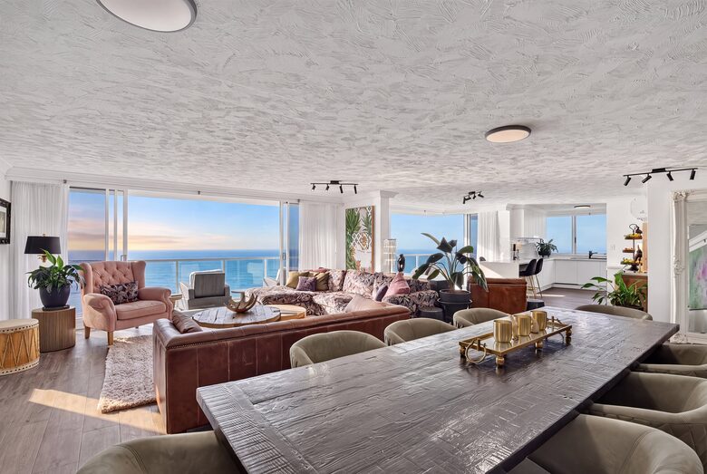Luxurious Skyhome with Panoramic Views & Beach Location - Gold Coast, Australia