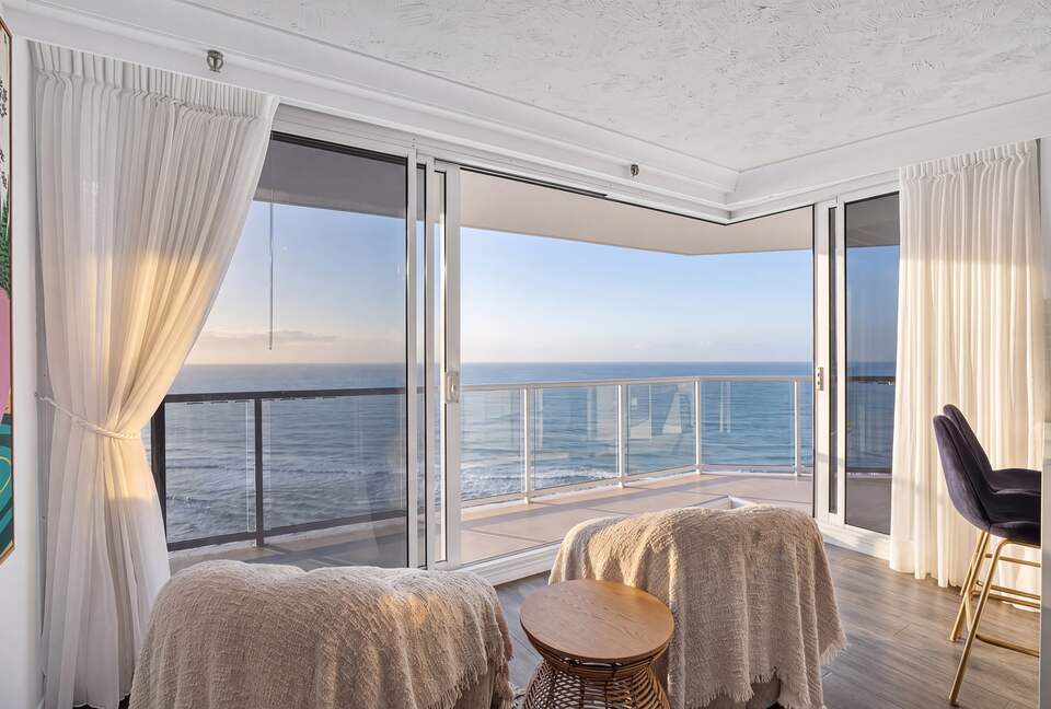 Luxurious Skyhome with Panoramic Views & Beach Location - Gold Coast, Australia