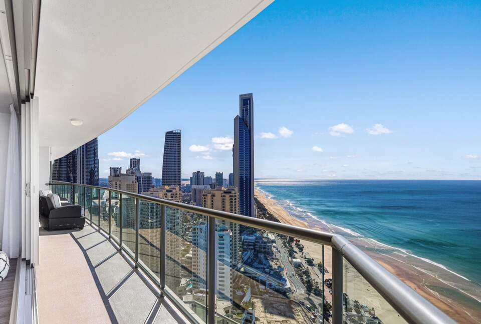 Luxurious Skyhome with Panoramic Views & Beach Location - Gold Coast, Australia
