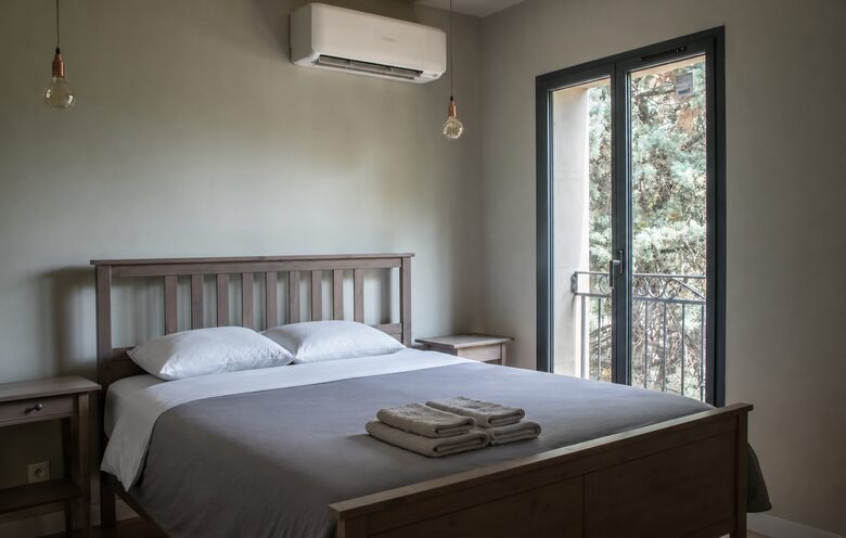 Restored Provençal Farmhouse with Heated Pool - Tarascon, France