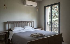 Restored Provençal Farmhouse with Heated Pool - Tarascon, France