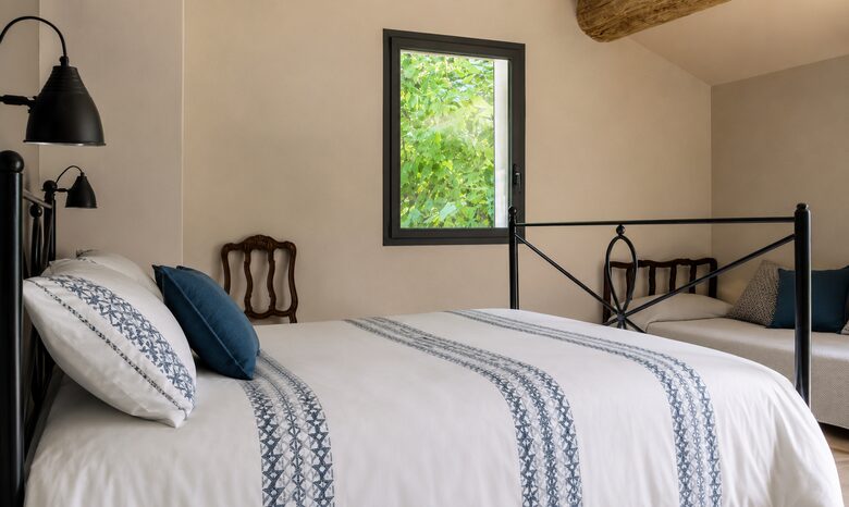 Restored Provençal Farmhouse with Heated Pool - Tarascon, France