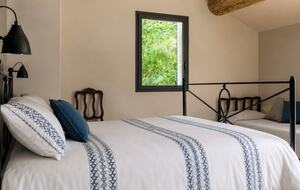 Restored Provençal Farmhouse with Heated Pool - Tarascon, France