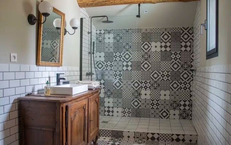 Restored Provençal Farmhouse with Heated Pool - Tarascon, France
