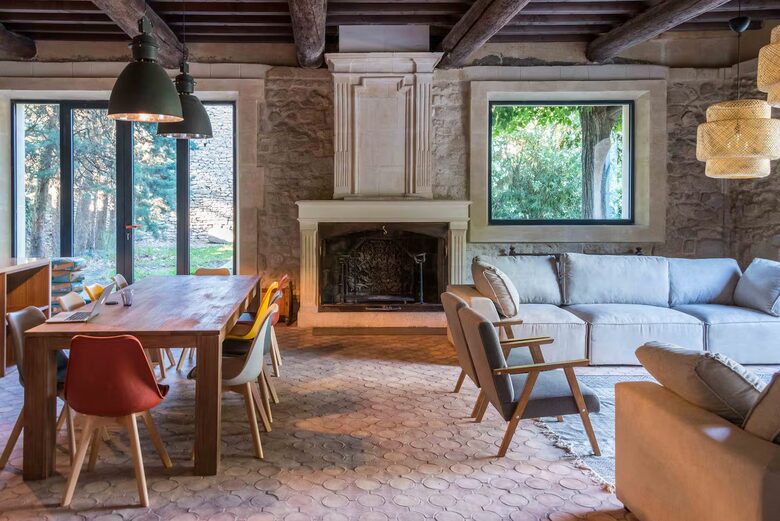 Restored Provençal Farmhouse with Heated Pool - Tarascon, France