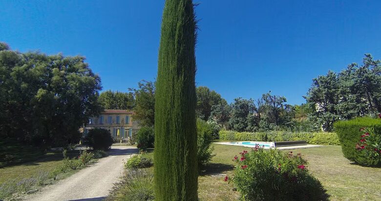 Restored Provençal Farmhouse with Heated Pool - Tarascon, France