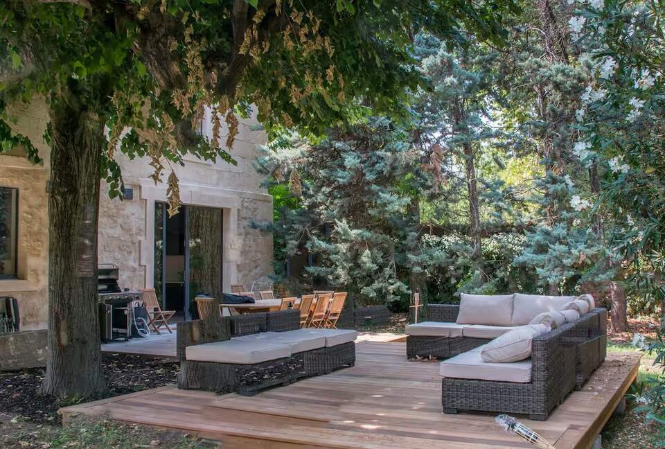 Restored Provençal Farmhouse with Heated Pool - Tarascon, France