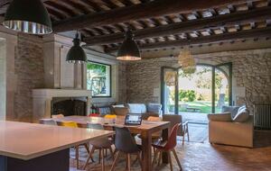 Restored Provençal Farmhouse with Heated Pool - Tarascon, France