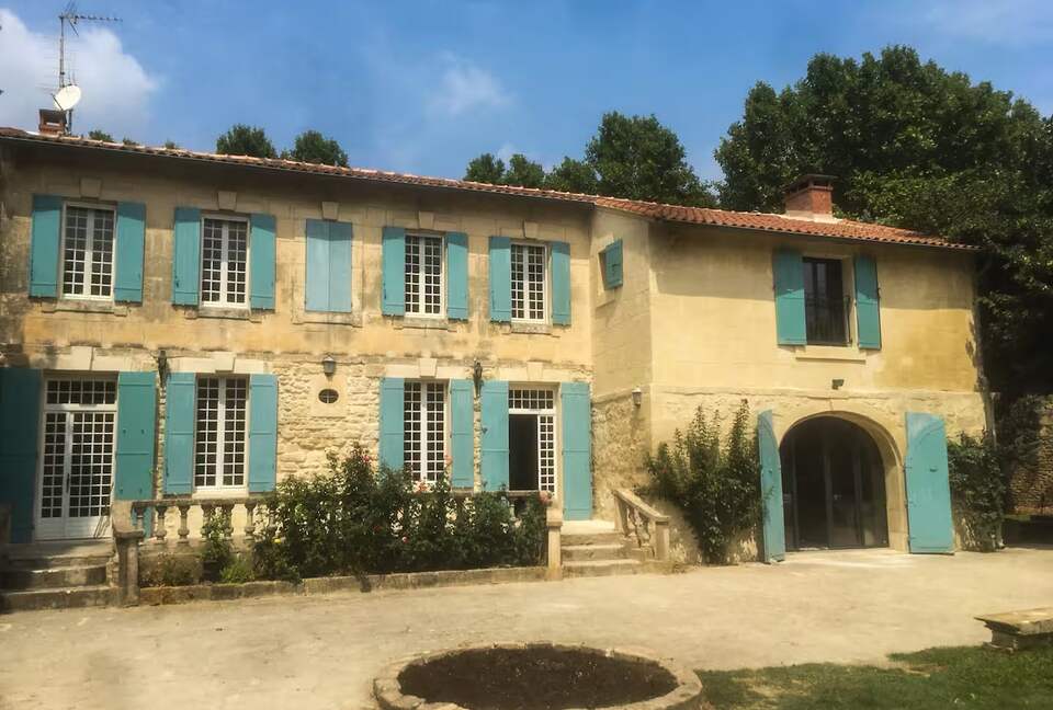 Restored Provençal Farmhouse with Heated Pool - Tarascon, France