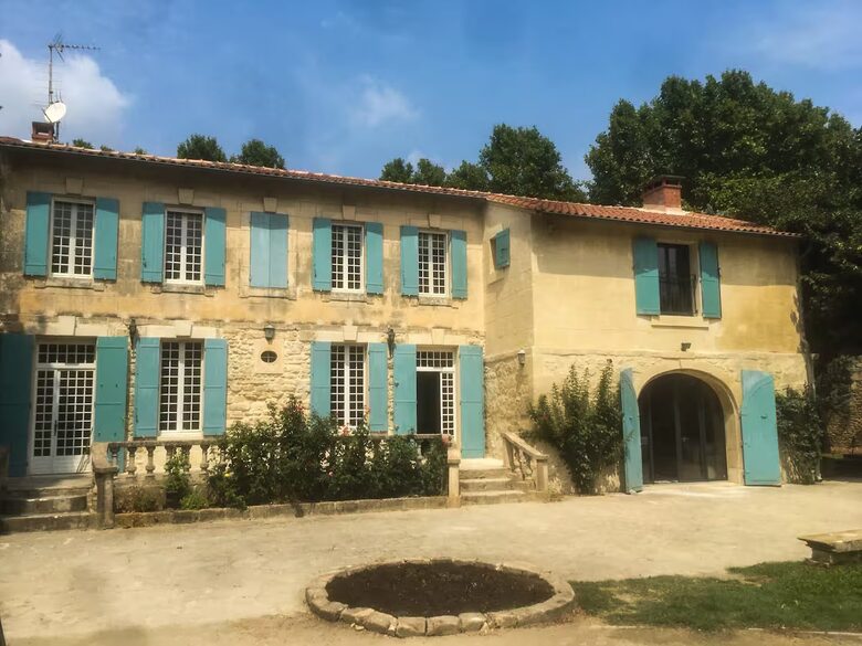 Restored Provençal Farmhouse with Heated Pool - Tarascon, France