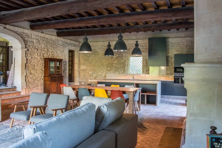 Restored Provençal Farmhouse with Heated Pool - Tarascon, France