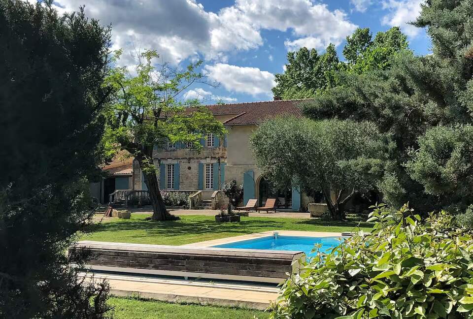 Restored Provençal Farmhouse with Heated Pool - Tarascon, France