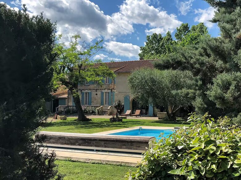 Restored Provençal Farmhouse with Heated Pool - Tarascon, France
