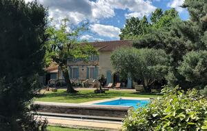 Restored Provençal Farmhouse with Heated Pool - Tarascon, France