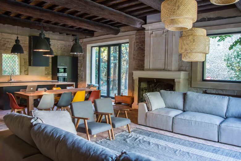 Restored Provençal Farmhouse with Heated Pool - Tarascon, France