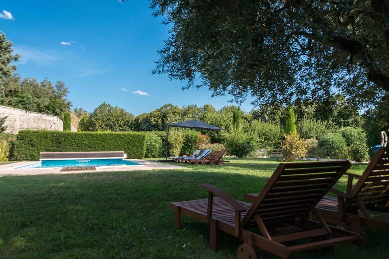 Restored Provençal Farmhouse with Heated Pool - Tarascon, France
