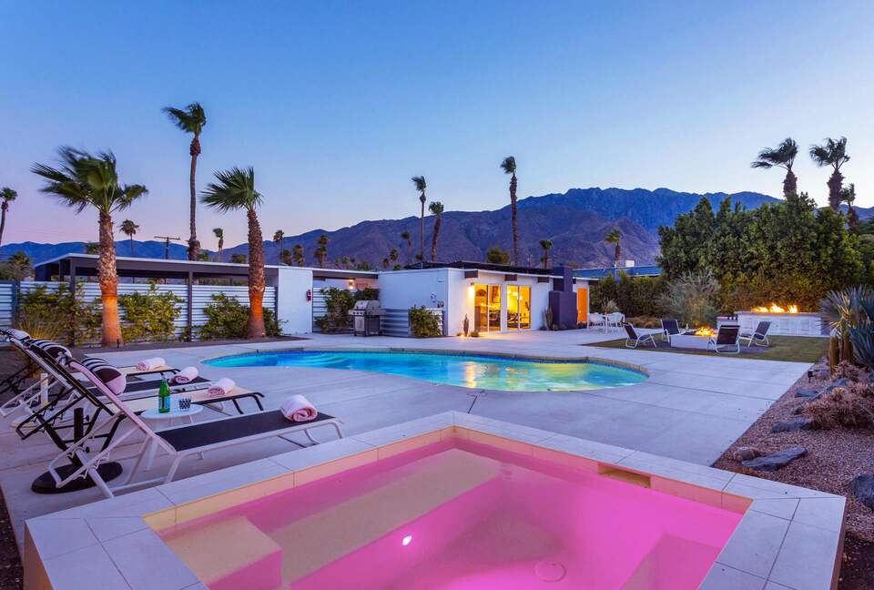 Midcentury Palm Springs with Pool and Mountain Views - Palm Springs, California