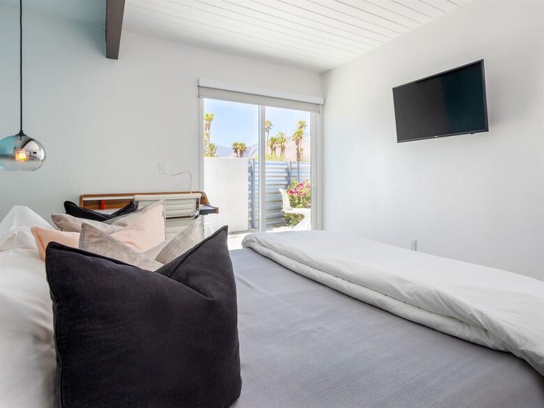 Midcentury Palm Springs with Pool and Mountain Views - Palm Springs, California