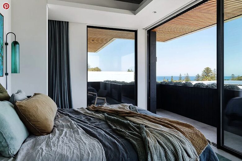 Concrete House in City Beach - Perth, Australia