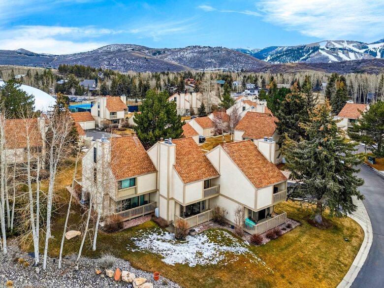 Park City Hot Tub Living Near the Slopes - Park City, Utah