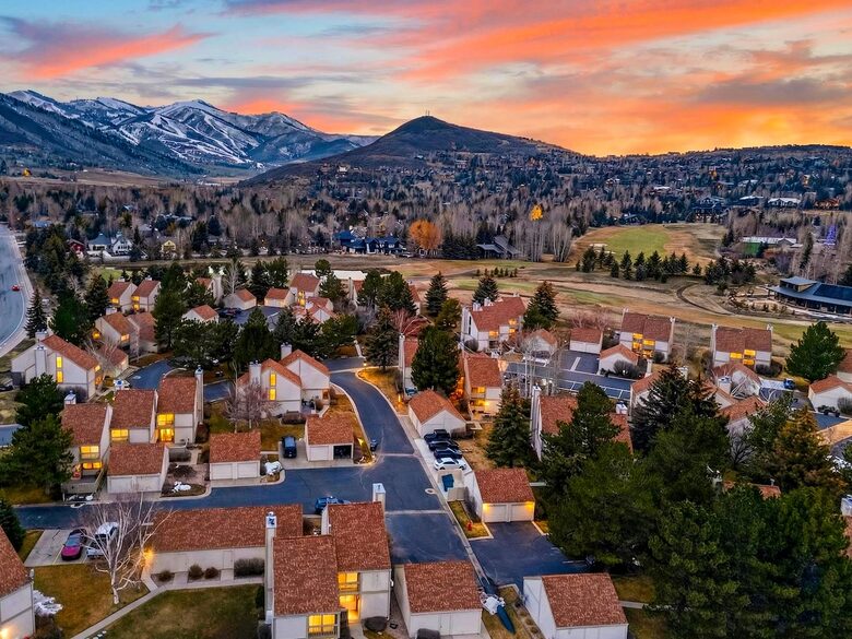 Park City Hot Tub Living Near the Slopes - Park City, Utah